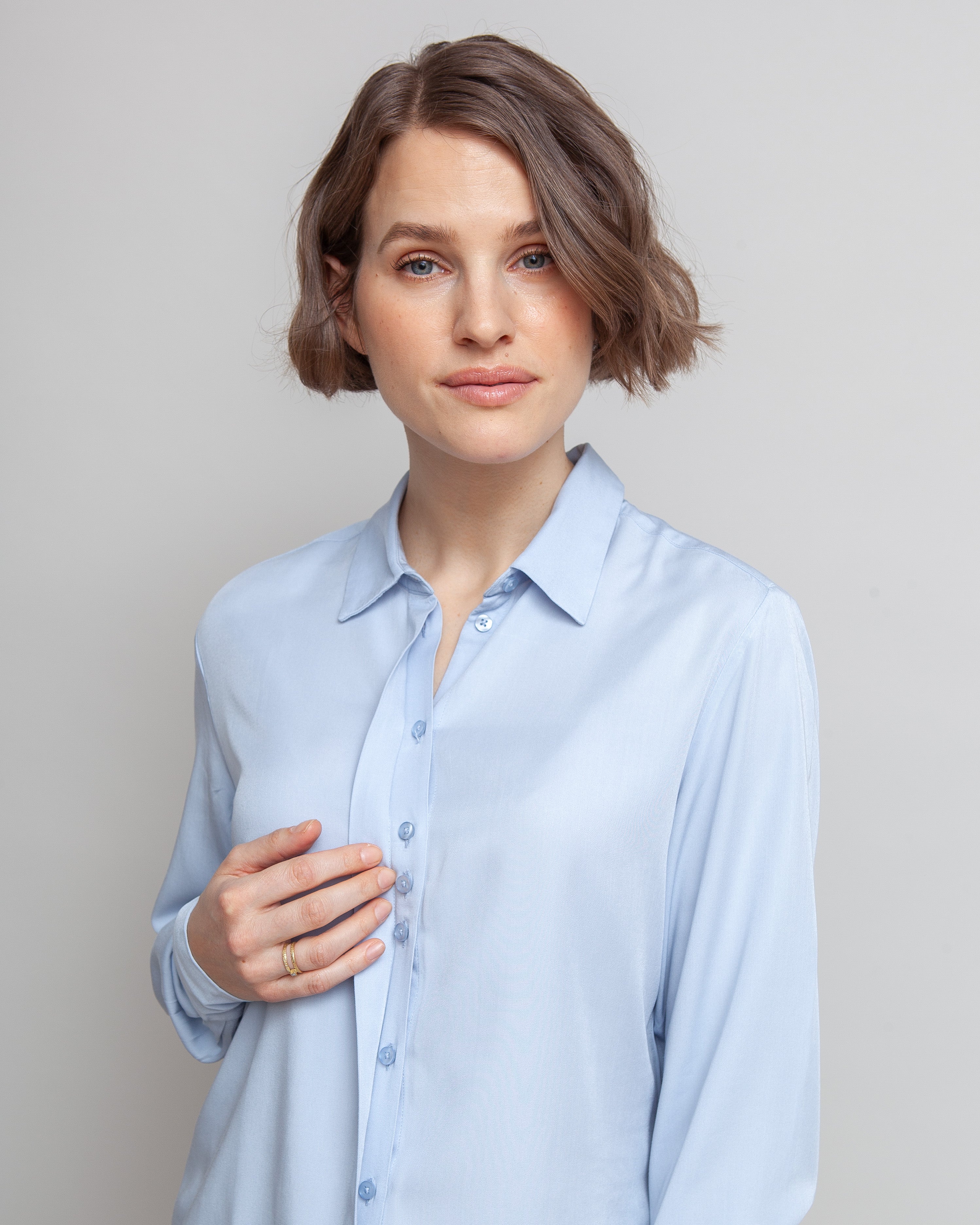 Klassisk skjorte til kvinder i lyseblaa lavet af kvaliteten 100% Viskose (LENZING™ ECOVERO™), ansvarligt produceret design fra A Working Theory