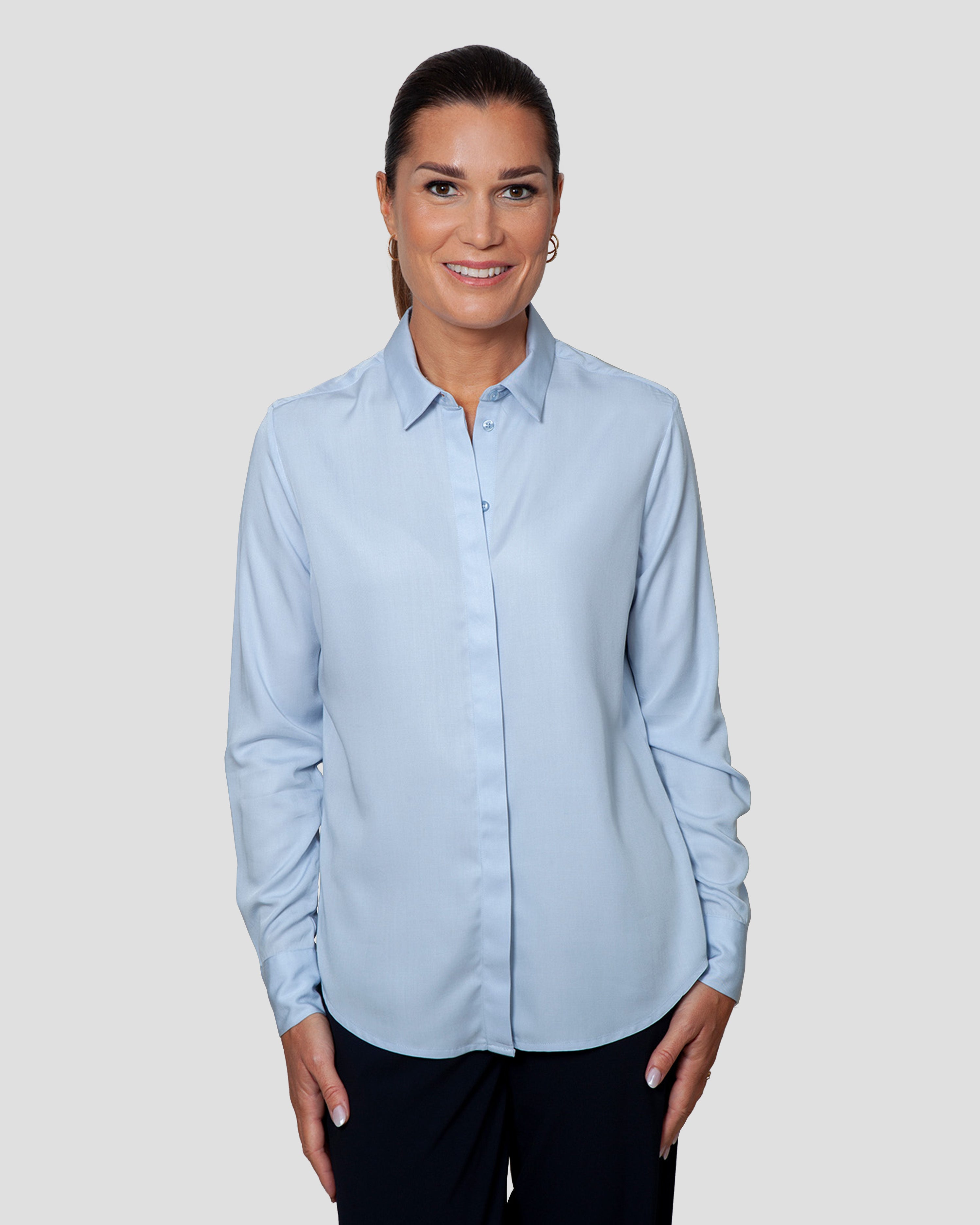 Klassisk skjorte til kvinder i lyseblaa lavet af kvaliteten 100% Viskose (LENZING™ ECOVERO™), ansvarligt produceret design fra A Working Theory