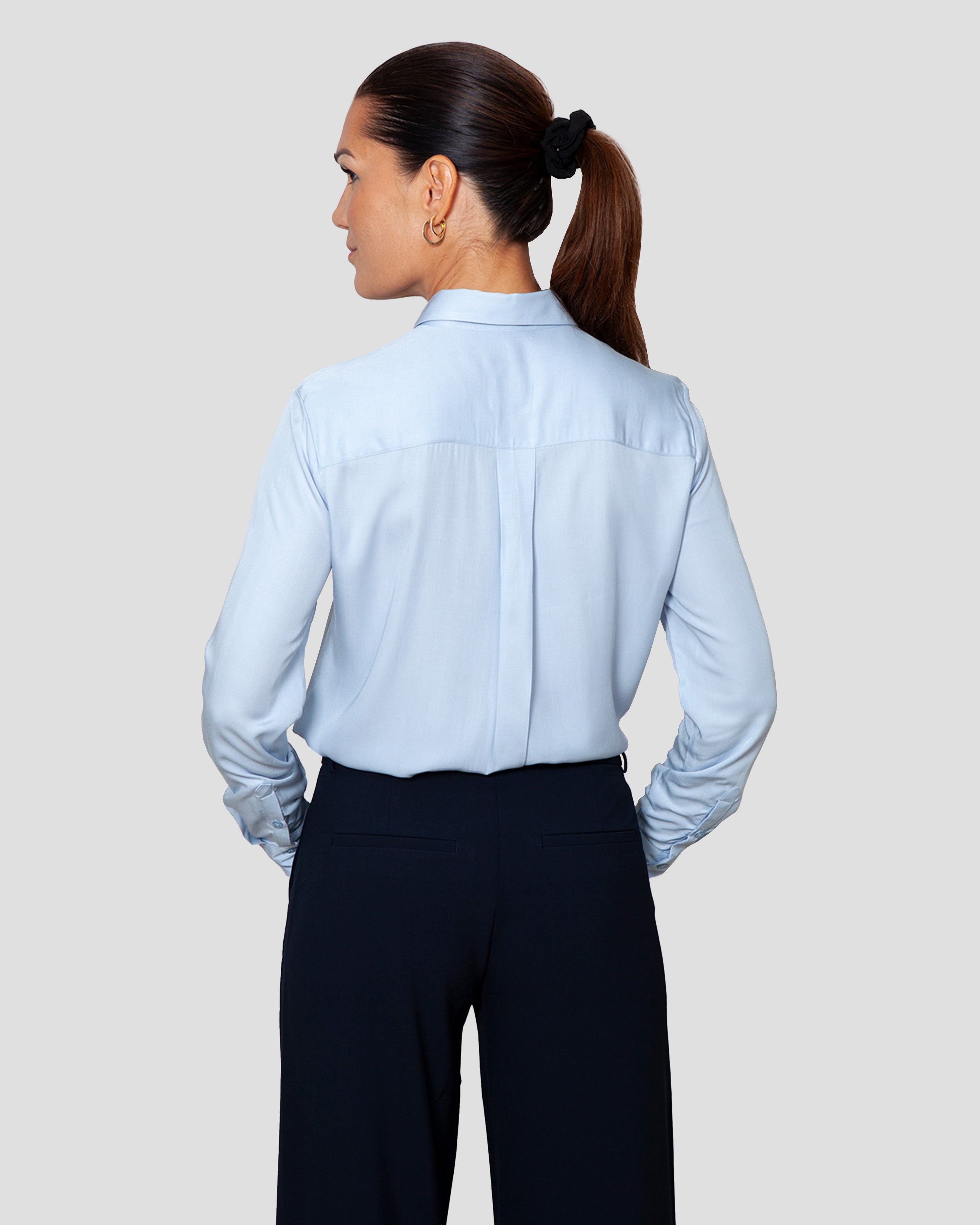 Klassisk skjorte til kvinder i lyseblaa lavet af kvaliteten 100% Viskose (LENZING™ ECOVERO™), ansvarligt produceret design fra A Working Theory