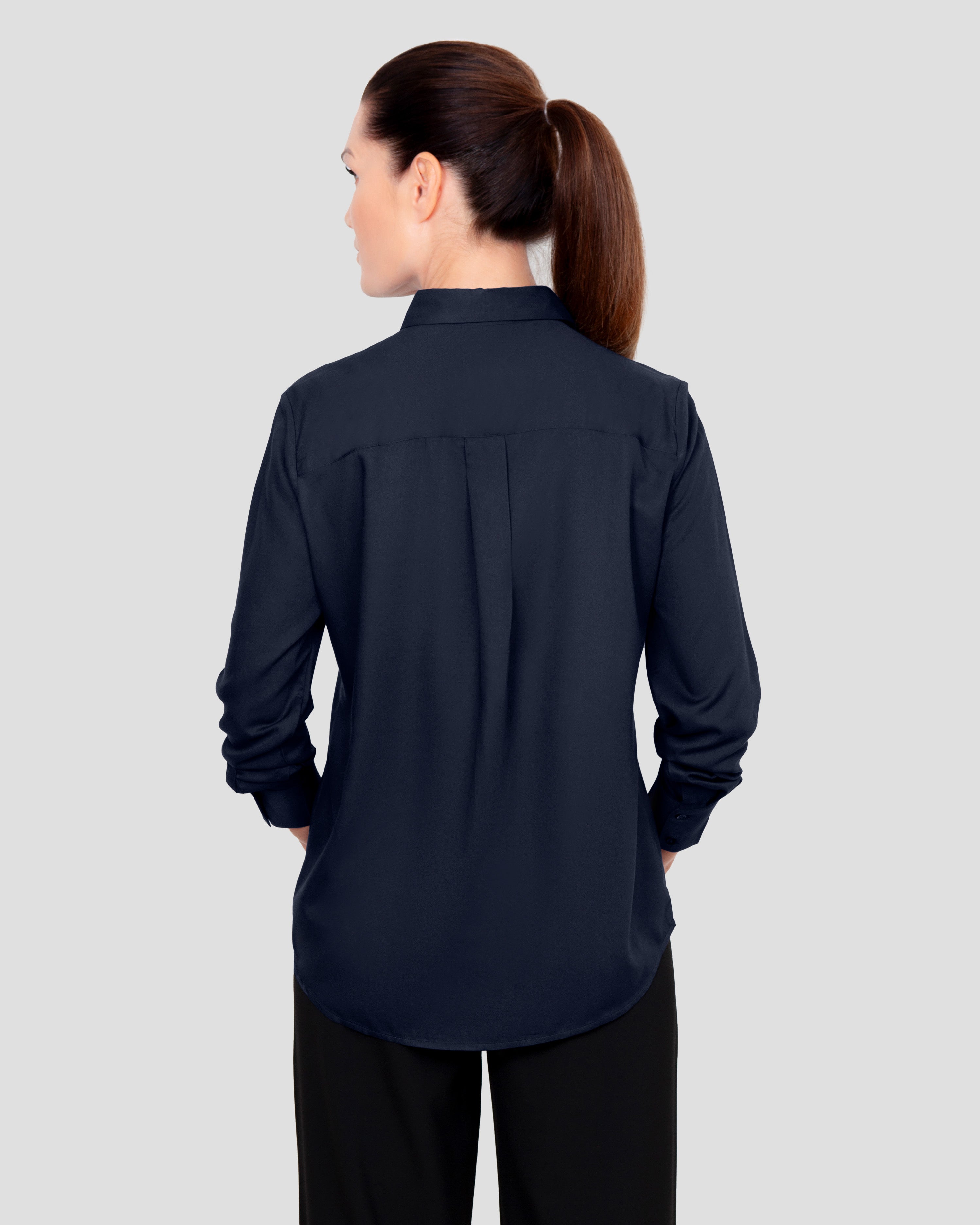 Klassisk skjorte til kvinder i navy lavet af kvaliteten 100% Viskose (LENZING™ ECOVERO™), ansvarligt produceret design fra A Working Theory