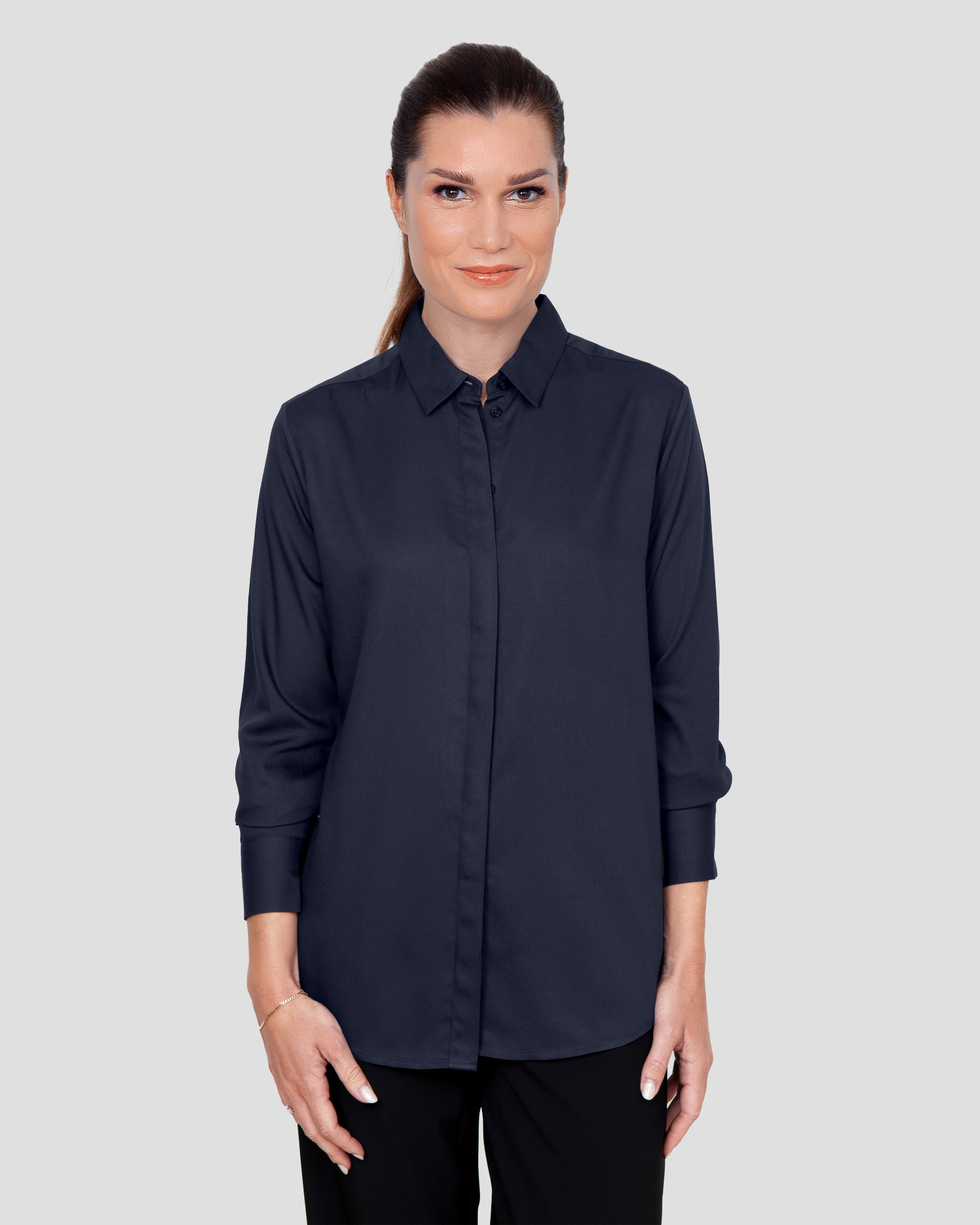 Klassisk skjorte til kvinder i navy lavet af kvaliteten 100% Viskose (LENZING™ ECOVERO™), ansvarligt produceret design fra A Working Theory