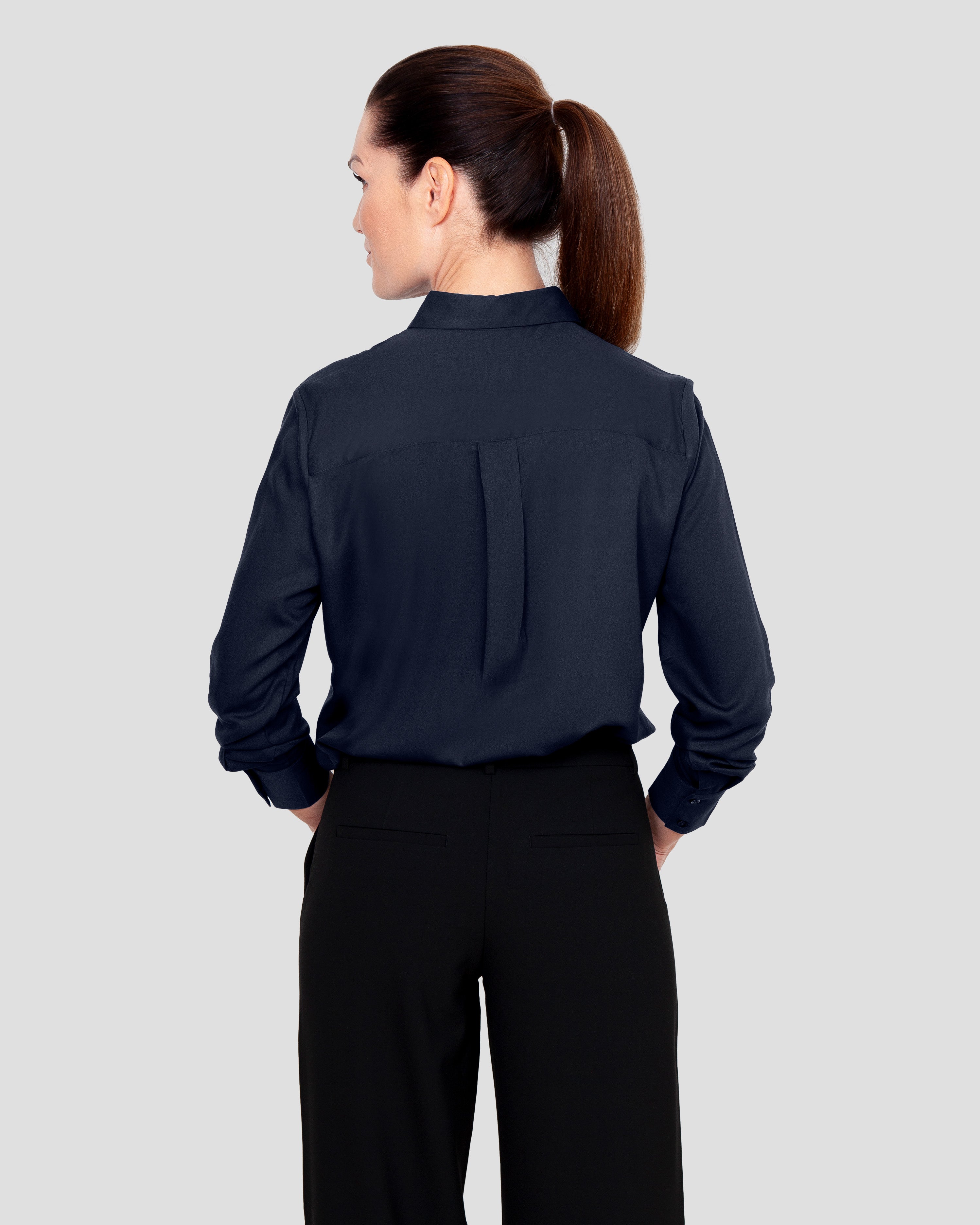 Klassisk skjorte til kvinder i navy lavet af kvaliteten 100% Viskose (LENZING™ ECOVERO™), ansvarligt produceret design fra A Working Theory