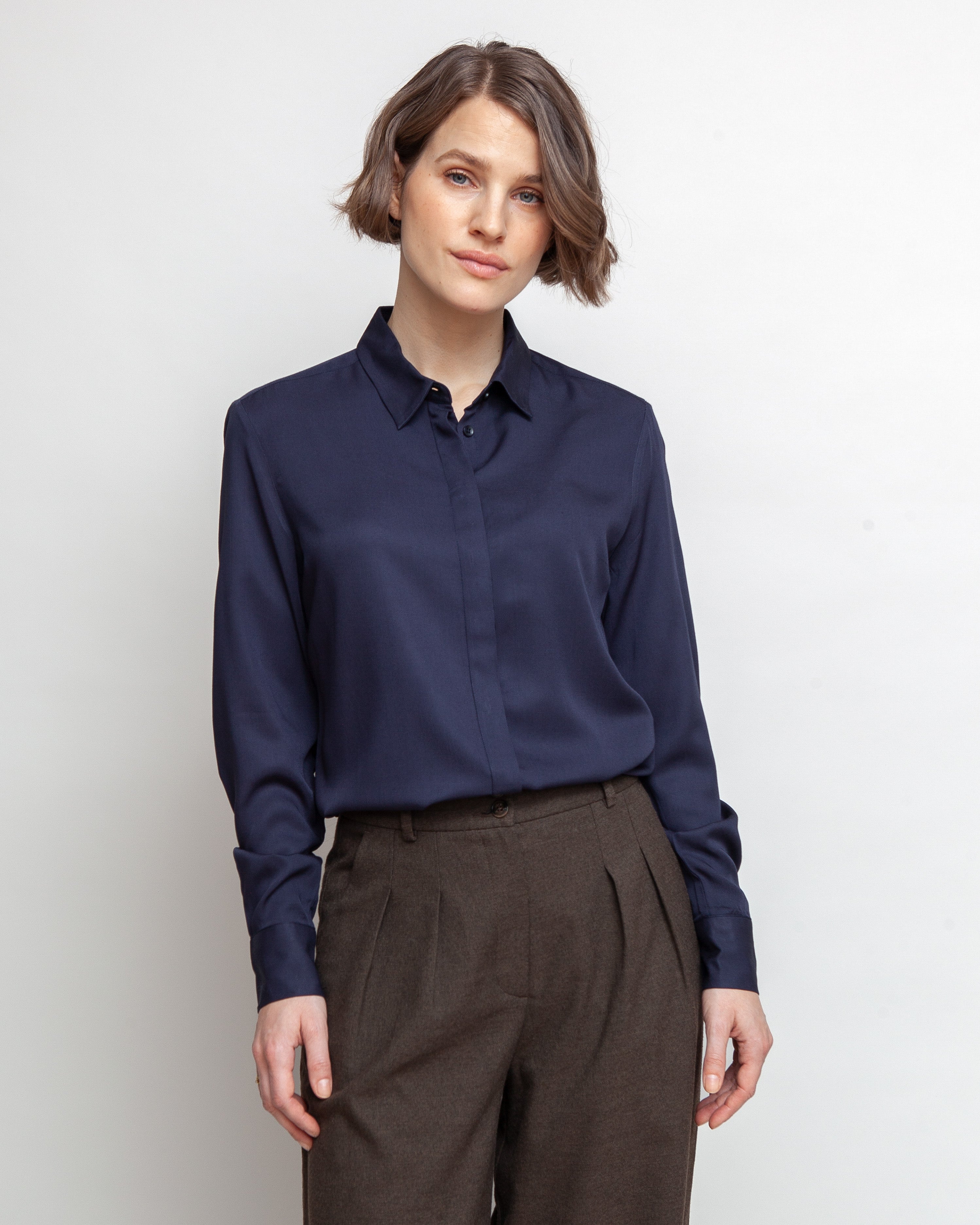 Klassisk skjorte til kvinder i navy lavet af kvaliteten 100% Viskose (LENZING™ ECOVERO™), ansvarligt produceret design fra A Working Theory