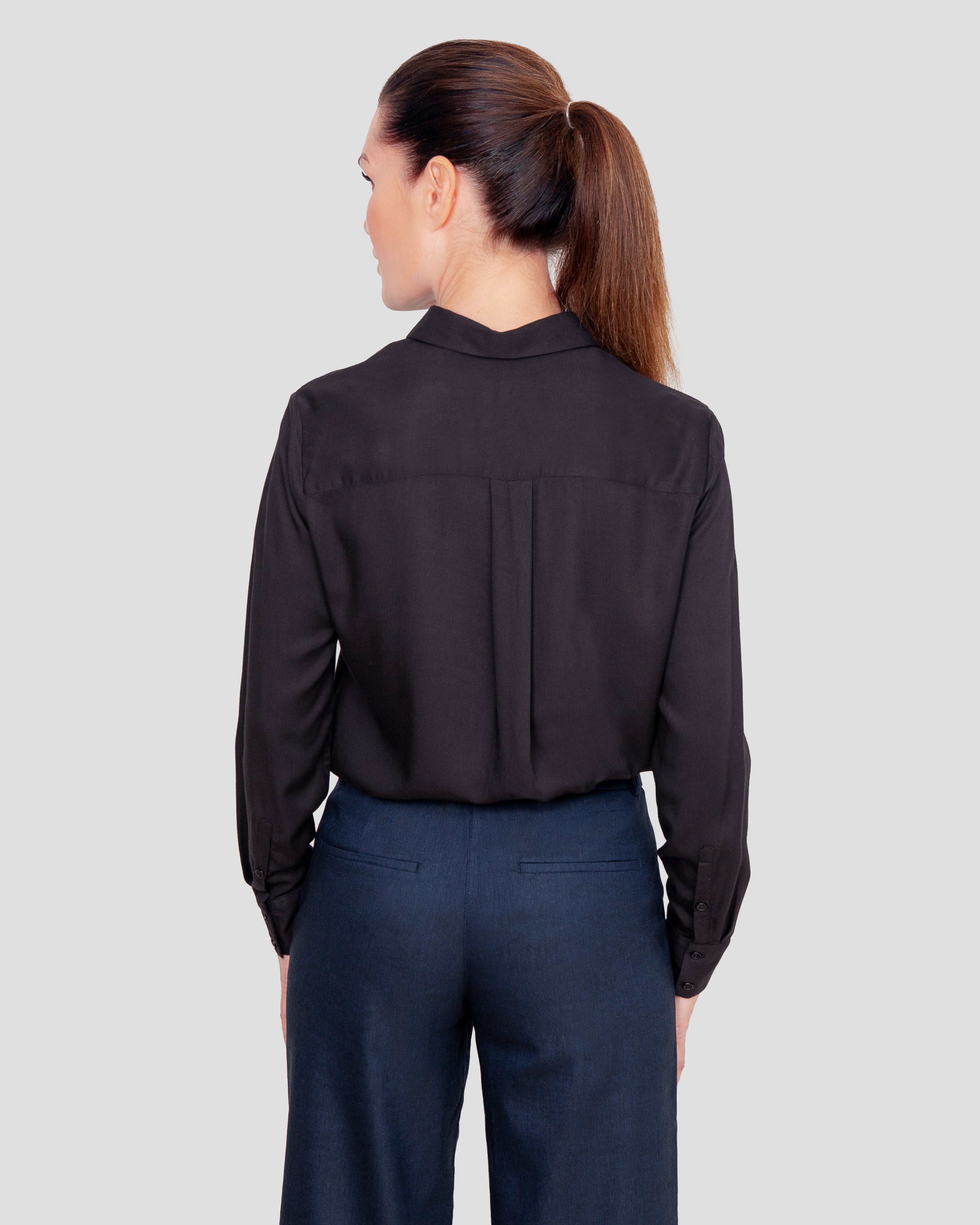 Klassisk skjorte til kvinder i sort lavet af kvaliteten 100% Viskose (LENZING™ ECOVERO™), ansvarligt produceret design fra A Working Theory