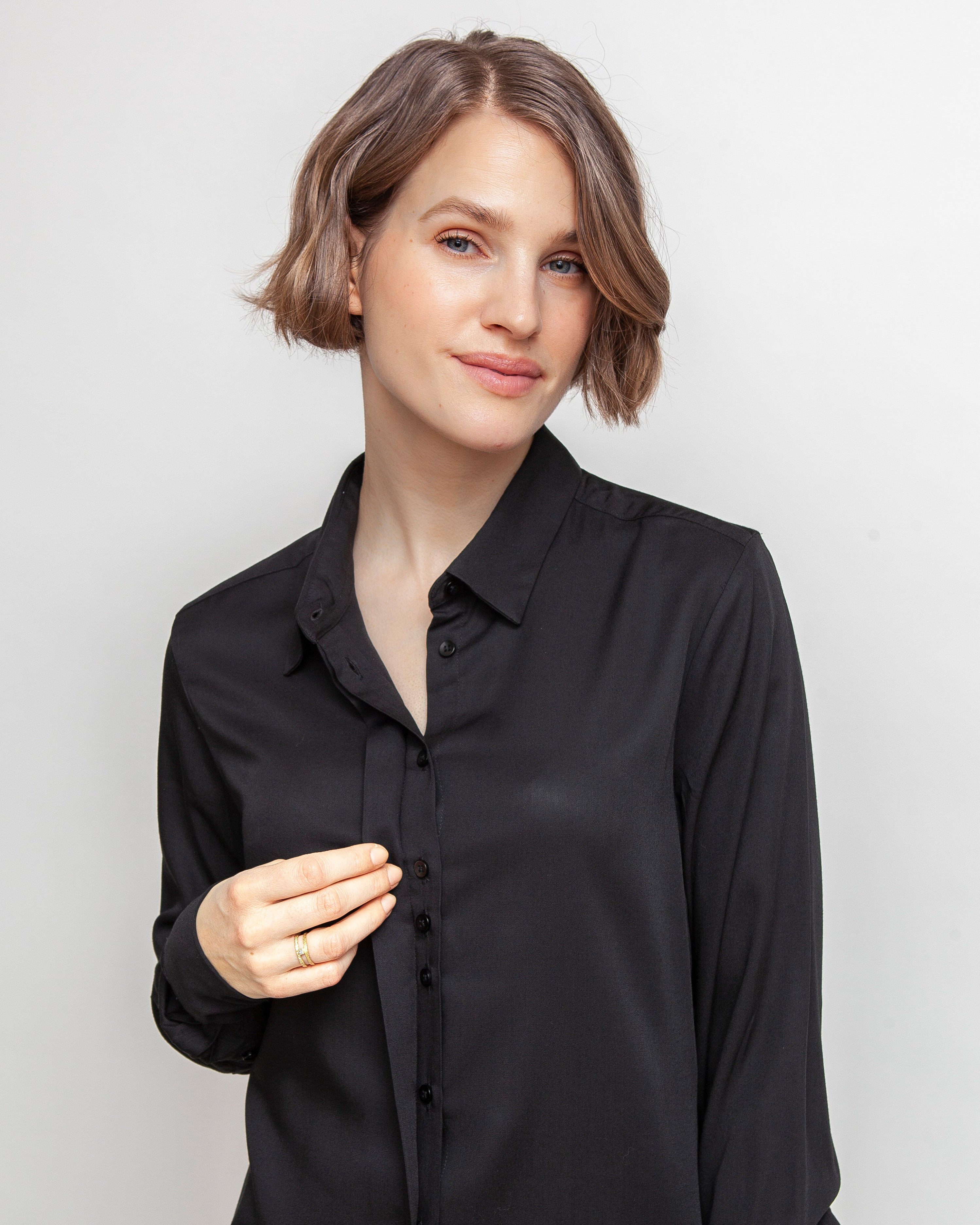 Klassisk skjorte til kvinder i sort lavet af kvaliteten 100% Viskose (LENZING™ ECOVERO™), ansvarligt produceret design fra A Working Theory