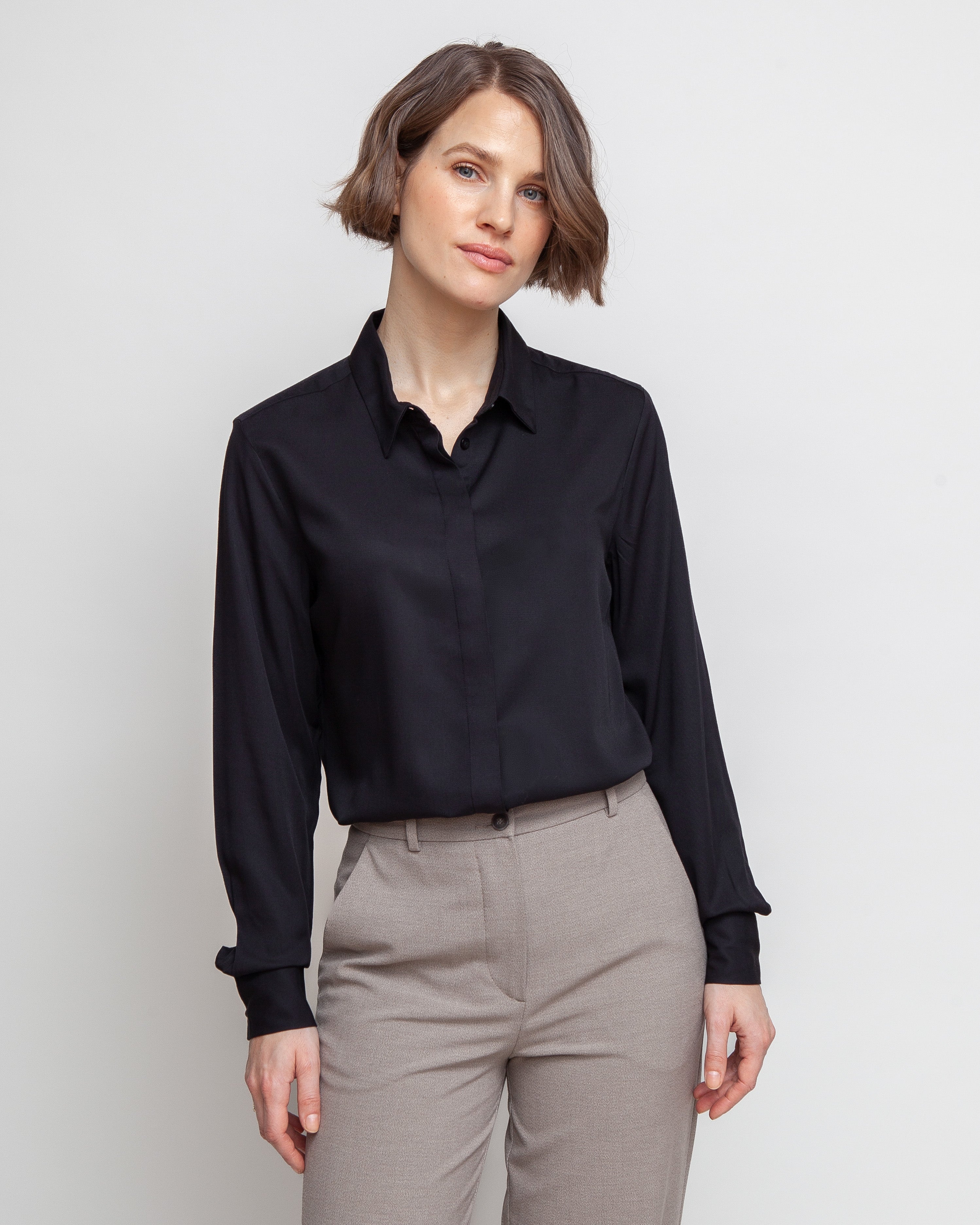 Klassisk skjorte til kvinder i sort lavet af kvaliteten 100% Viskose (LENZING™ ECOVERO™), ansvarligt produceret design fra A Working Theory