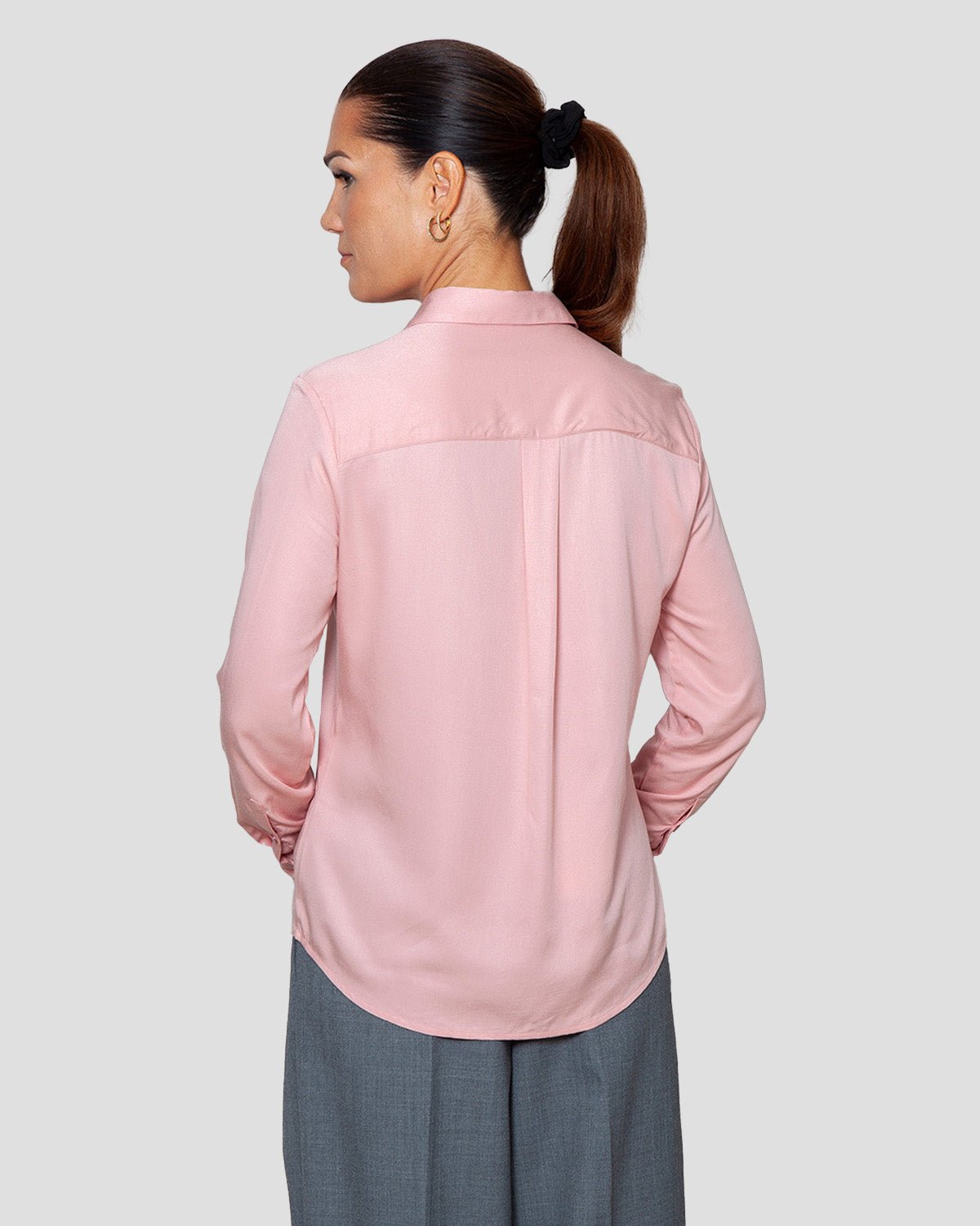 Klassisk skjorte til kvinder i lyseroed lavet af kvaliteten 100% Viskose (LENZING™ ECOVERO™), ansvarligt produceret design fra A Working