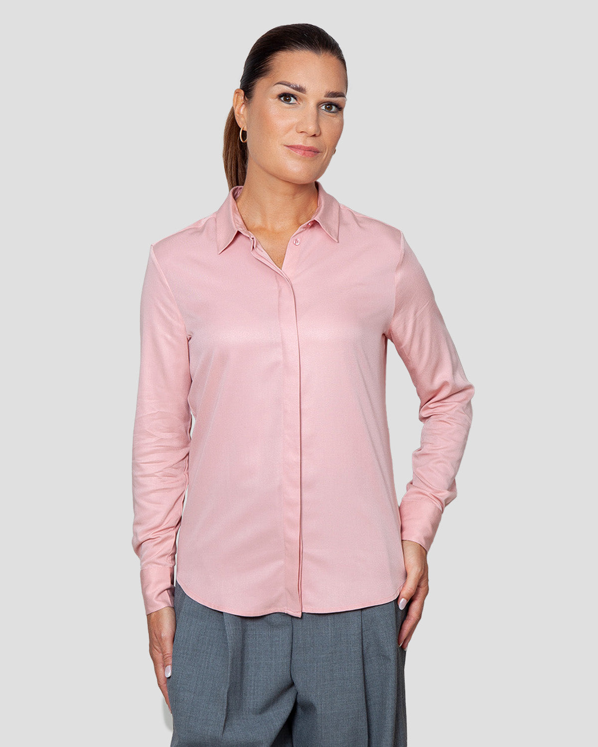 Klassisk skjorte til kvinder i lyseroed lavet af kvaliteten 100% Viskose (LENZING™ ECOVERO™), ansvarligt produceret design fra A Working