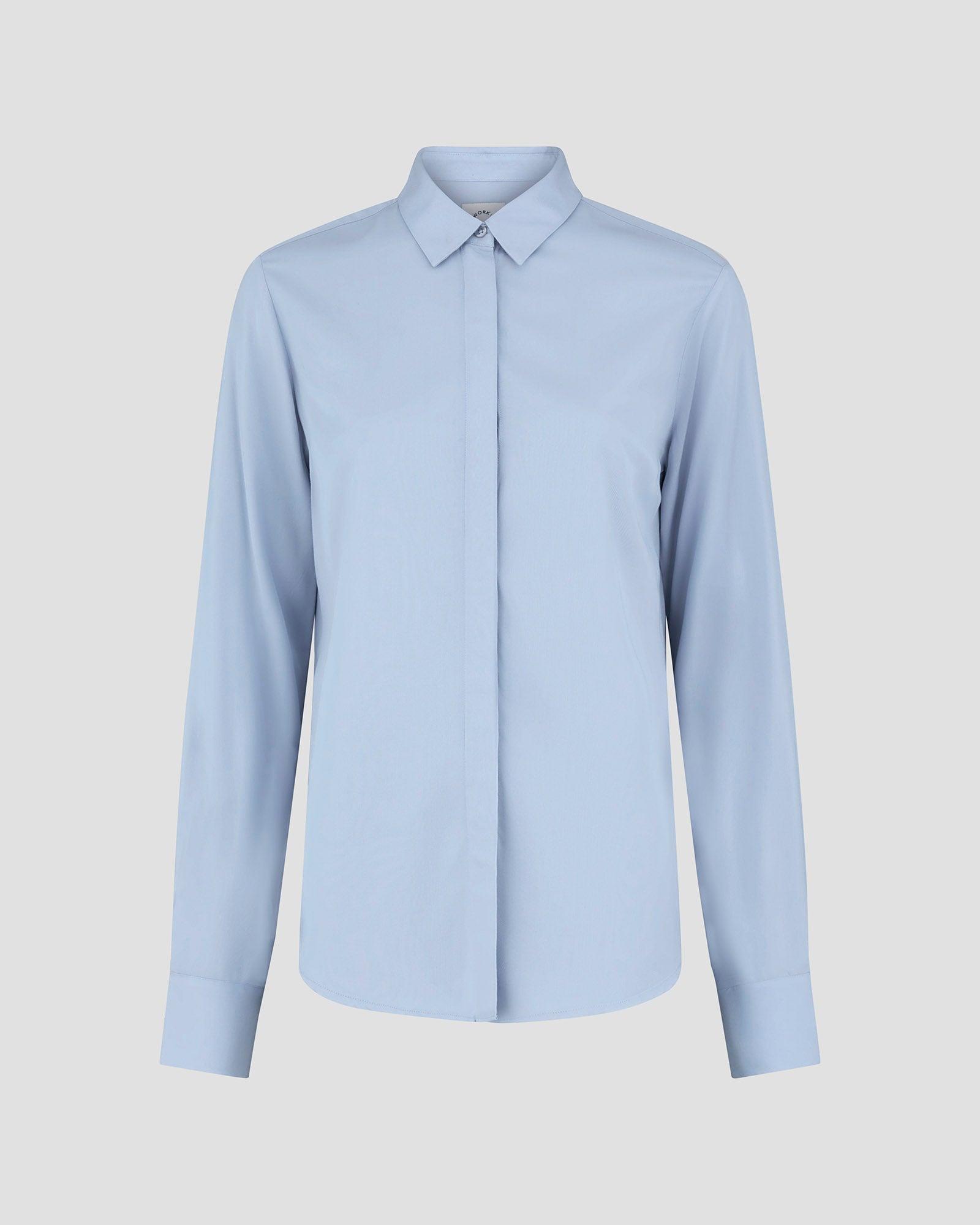 Klassisk skjorte til kvinder i lyseblaa lavet af kvaliteten 100% Viskose (LENZING™ ECOVERO™), ansvarligt produceret design fra A Working Theory