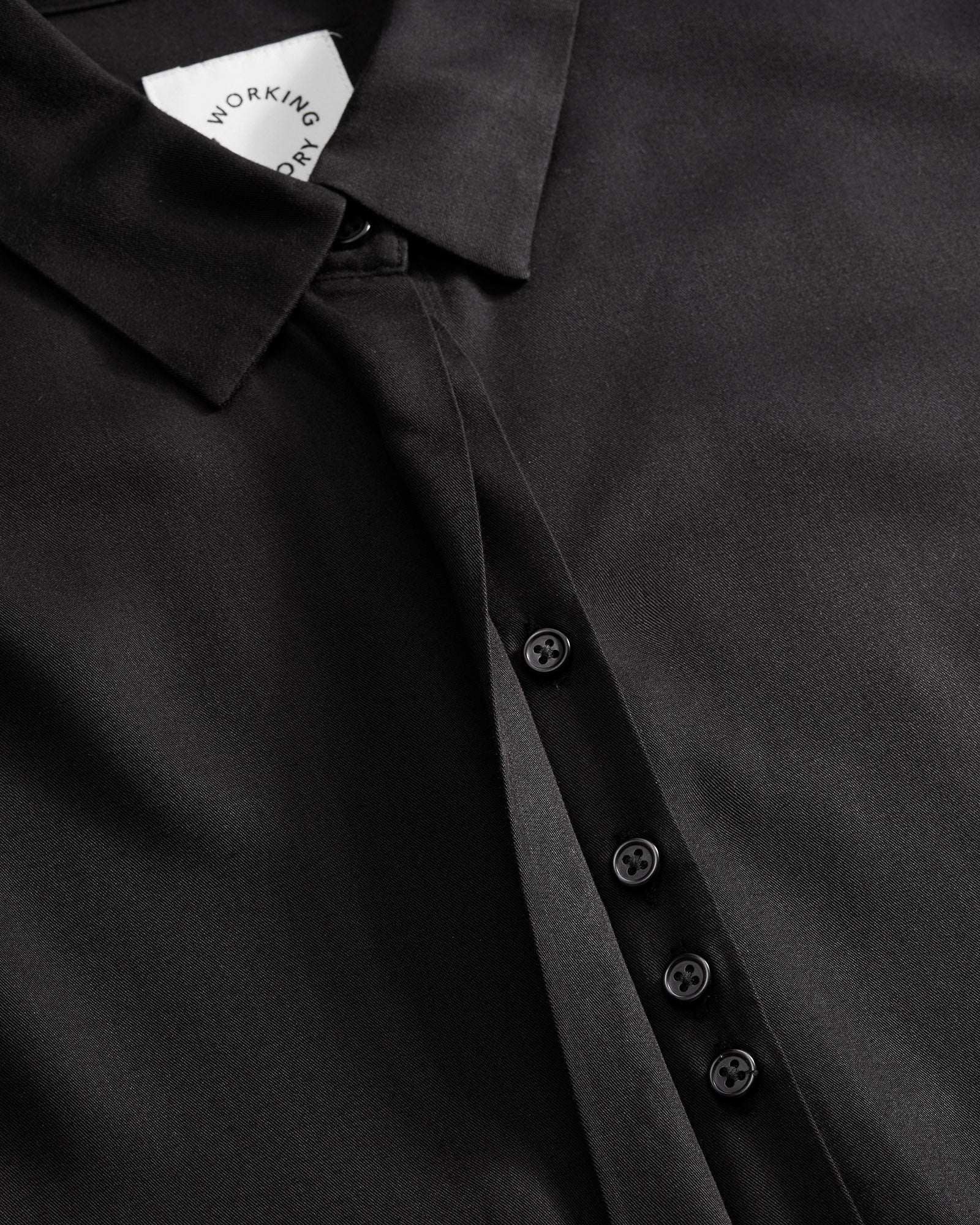 Klassisk skjorte til kvinder i sort lavet af kvaliteten 100% Viskose (LENZING™ ECOVERO™), ansvarligt produceret design fra A Working Theory