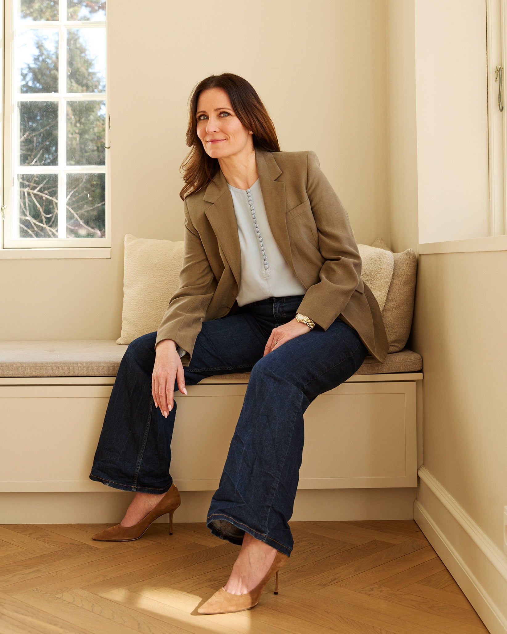 Louise Herping iført lyseblå skjortebluse med knapper fra A Working Theory, designet i blød viskose med elegant fald. Klassisk og tidløs skjortebluse til kvinder, stylet med blazer og jeans – ideel til en stilren og professionel hverdagsgarderobe.