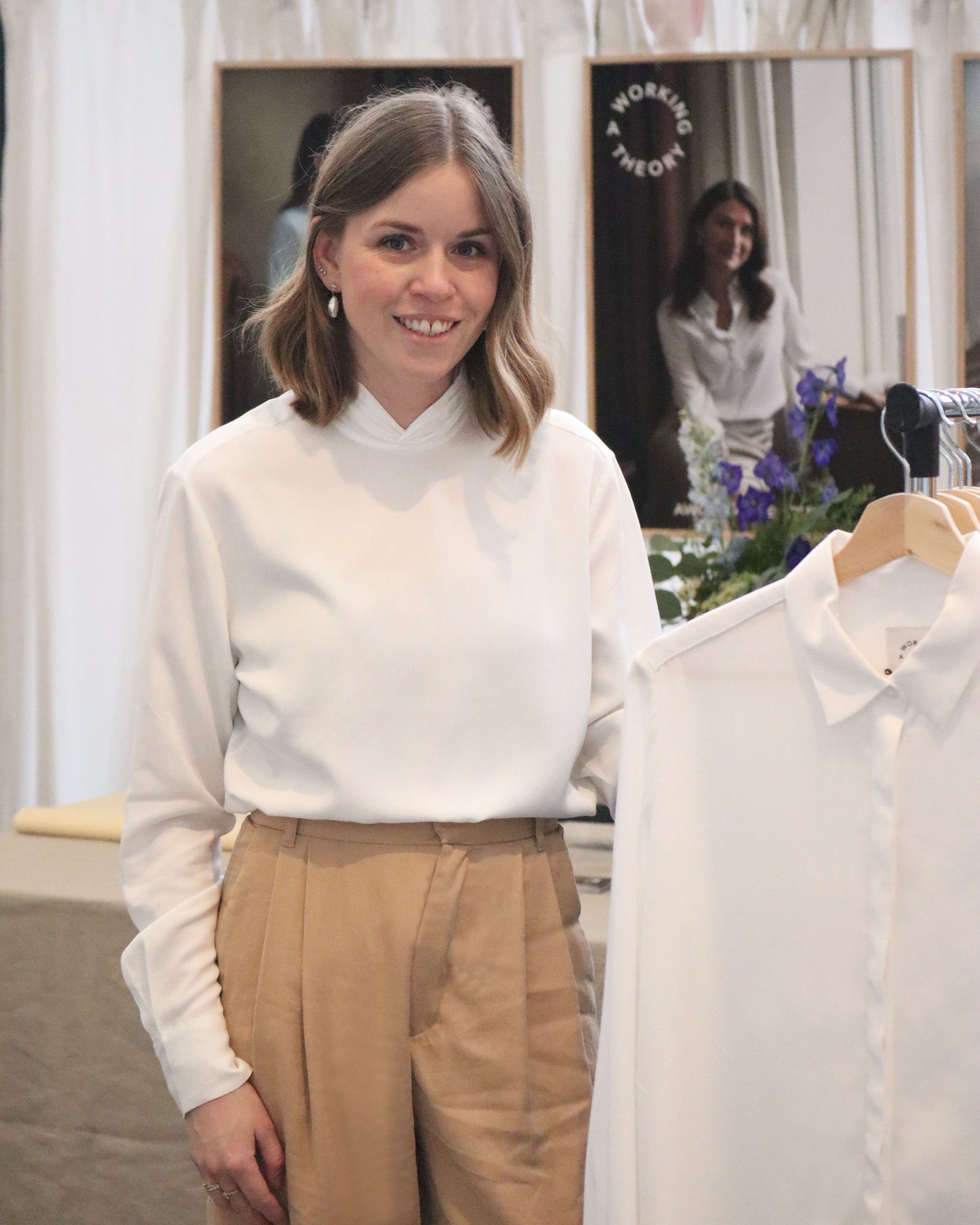 Stifter Michelle Wadskjær iført vores Klassisk hoejhalsede bluse Cathrine Bluse i hvid, lavet af af kvaliteten 100% Viskose (LENZING™ ECOVERO™), ansvarligt design fra A Working Theory