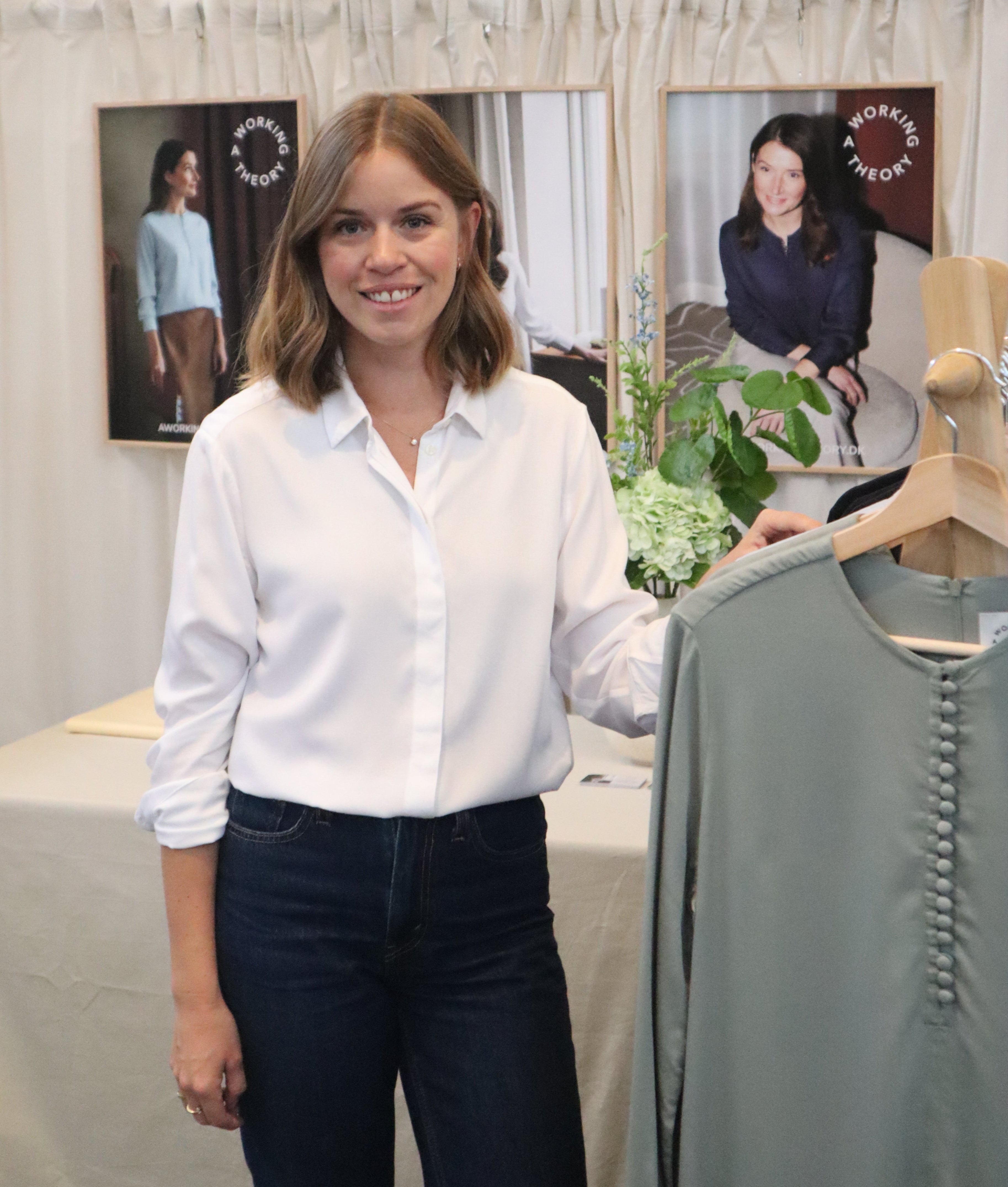 Stifter Michelle Wadskjær iført vores klassiske skjorte i hvid, lavet af af kvaliteten 100% Viskose (LENZING™ ECOVERO™), ansvarligt design fra A Working Theory
