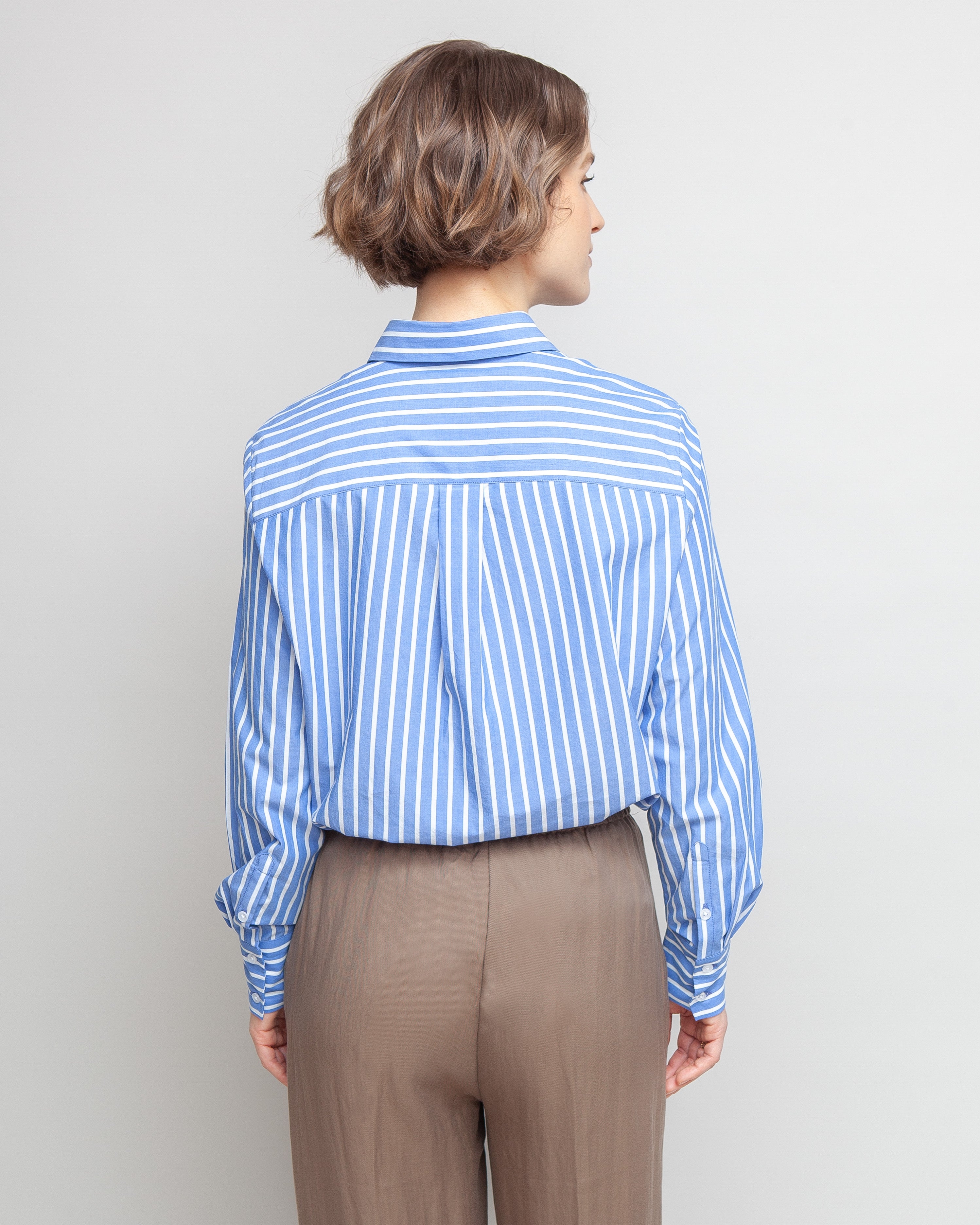 Klassisk skjorte til kvinder i blå og hvid stribe lavet af kvaliteten 100% Økologisk Bomuld, ansvarligt produceret design fra A Working Theory