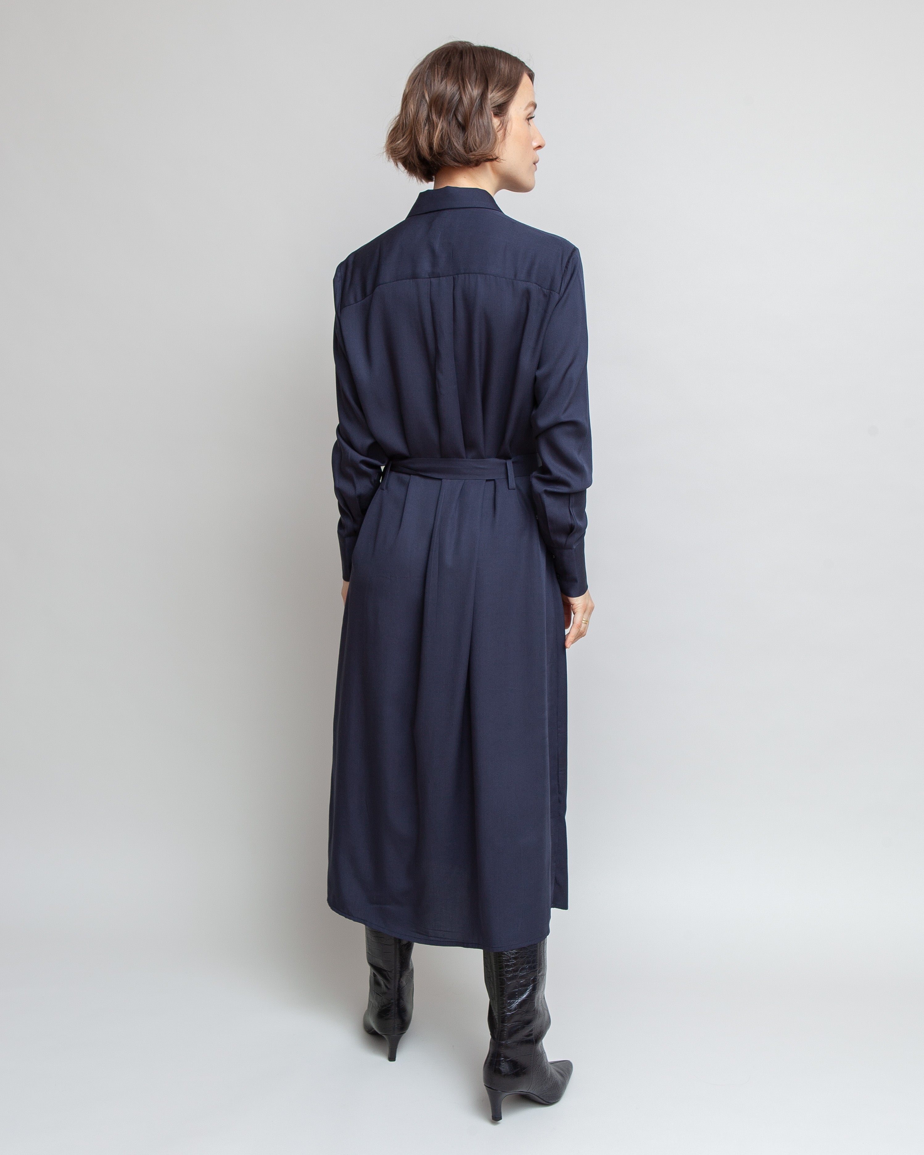 Klassisk skjortekjole til kvinder i navy lavet af kvaliteten 100% Viskose (LENZING™ ECOVERO™), ansvarligt produceret design fra A Working Theory