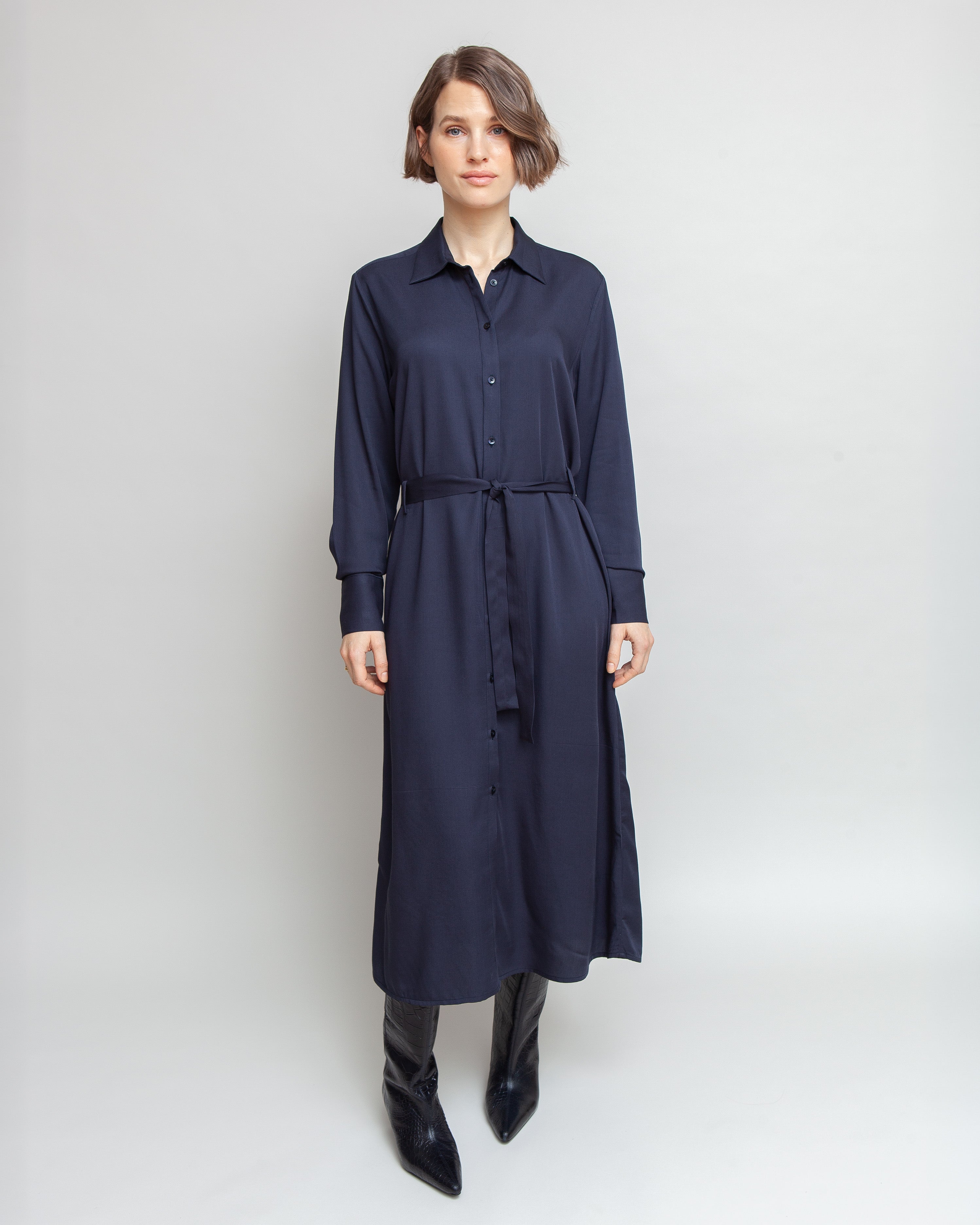 Klassisk skjortekjole til kvinder i navy lavet af kvaliteten 100% Viskose (LENZING™ ECOVERO™), ansvarligt produceret design fra A Working Theory