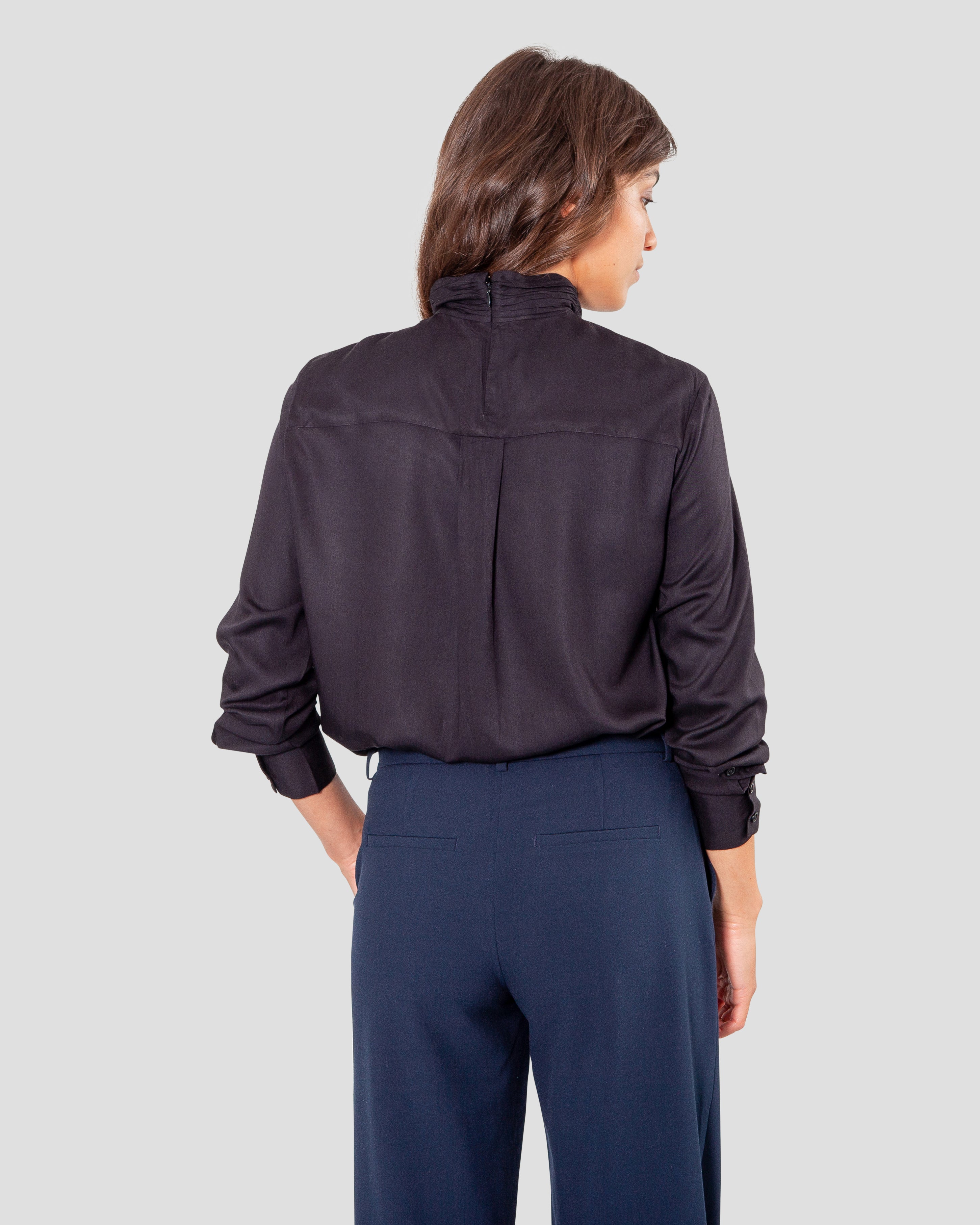 Bluse til kvinder i sort lavet af kvaliteten 100% Viskose (LENZING™ ECOVERO™), ansvarligt produceret design fra A Working Theory