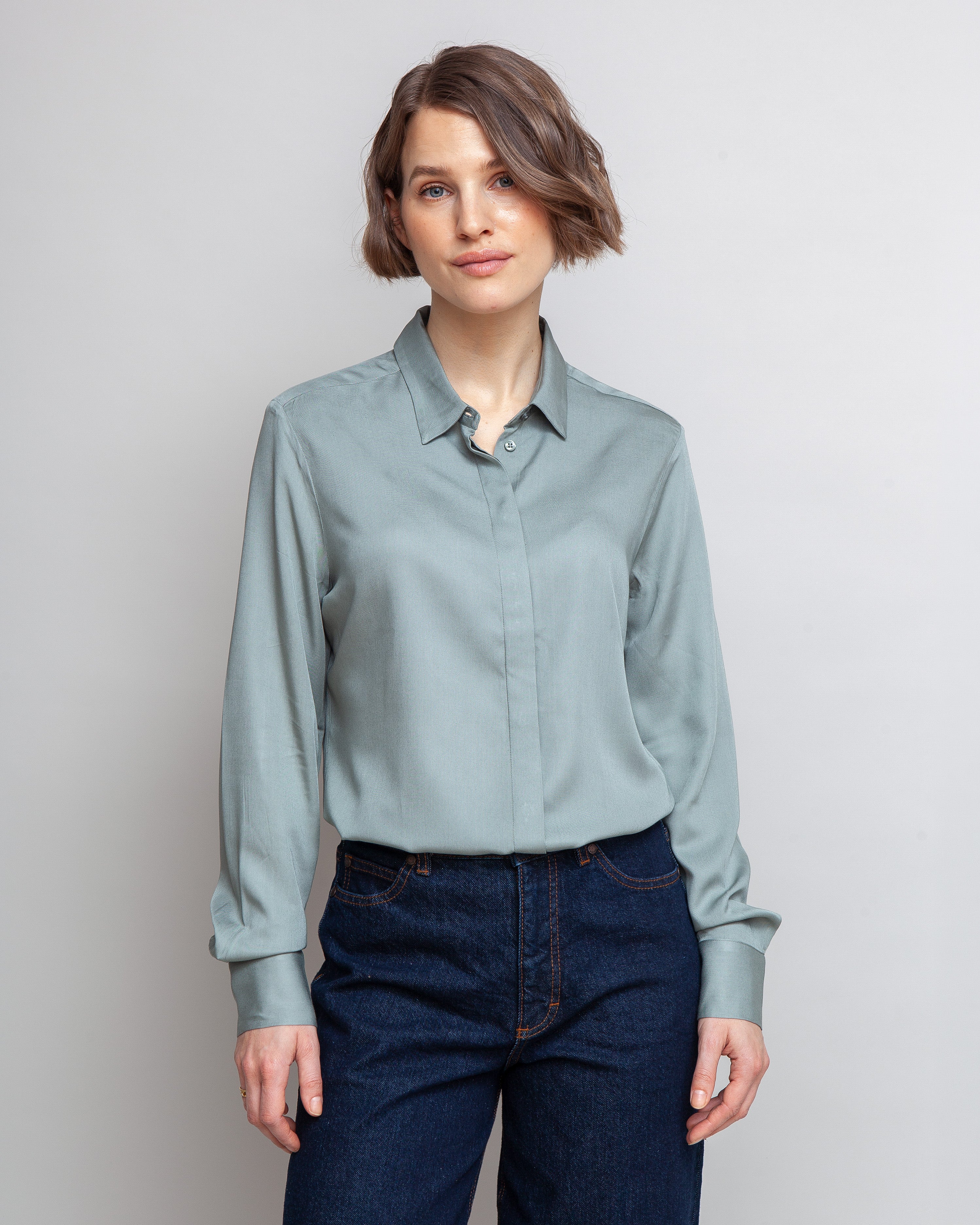Klassisk skjorte til kvinder i sage lavet af kvaliteten 100% Viskose (LENZING™ ECOVERO™), ansvarligt produceret design fra A Working Theory