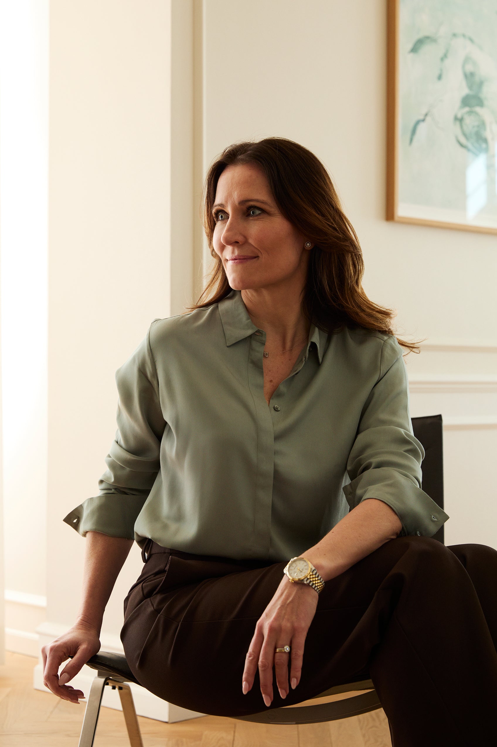 Louise Herping iført klassisk grøn skjorte fra A Working Theory i blød viskose med elegant fald. Tidløs skjorte til kvinder med fokus på pasform og funktionalitet, stylet til en stilren og professionel hverdagsgarderobe.