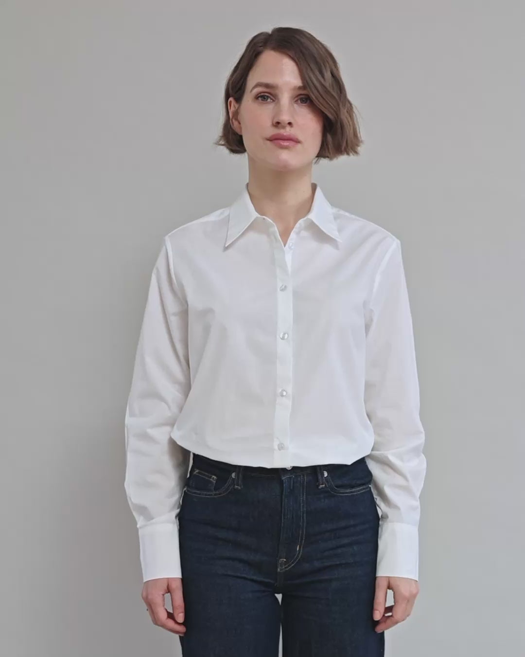 Klassisk skjorte til kvinder i hvid lavet af kvaliteten 100% Økologisk Bomuld, ansvarligt produceret design fra A Working Theory