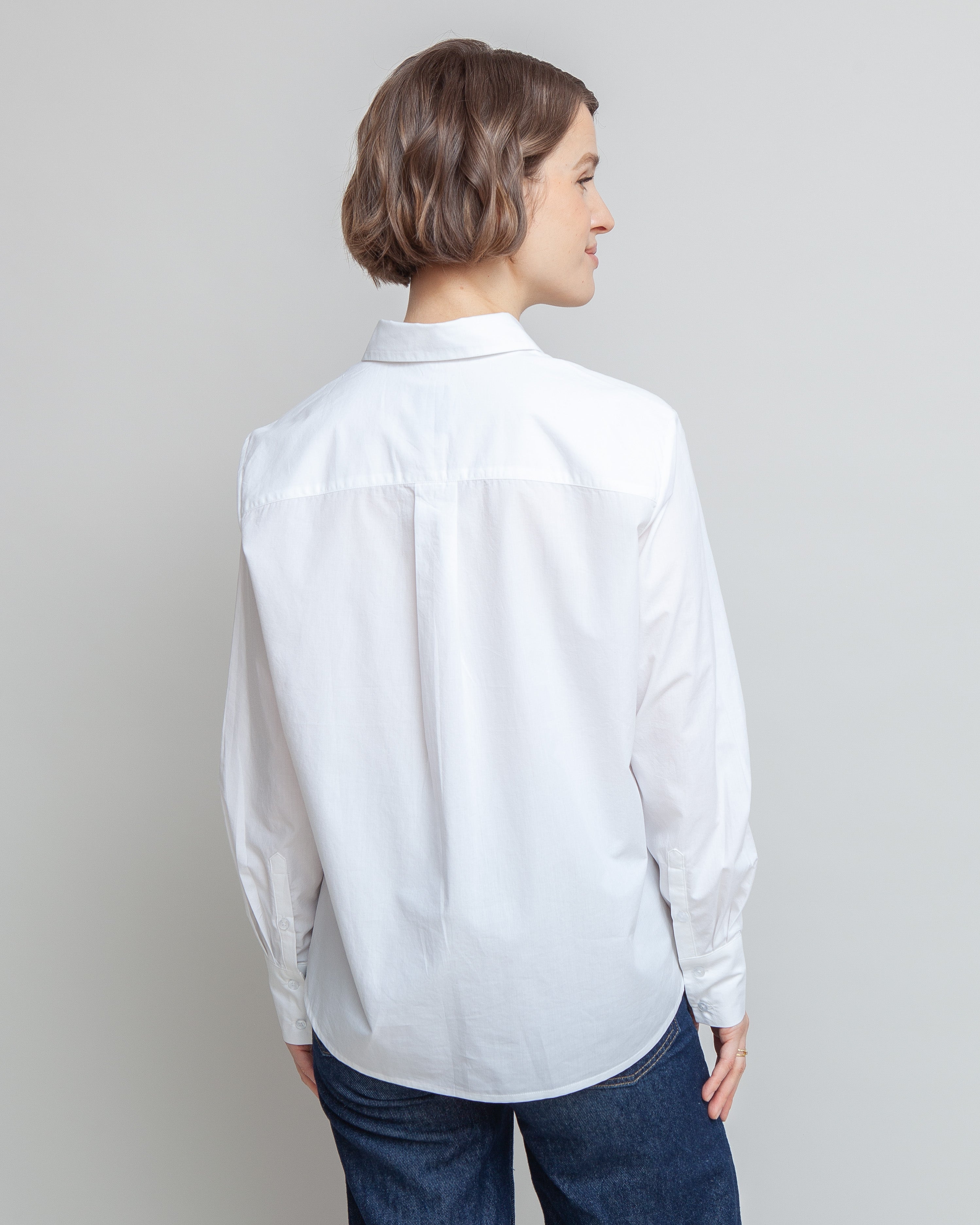 Klassisk skjorte til kvinder i hvid lavet af kvaliteten 100% Økologisk Bomuld, ansvarligt produceret design fra A Working Theory