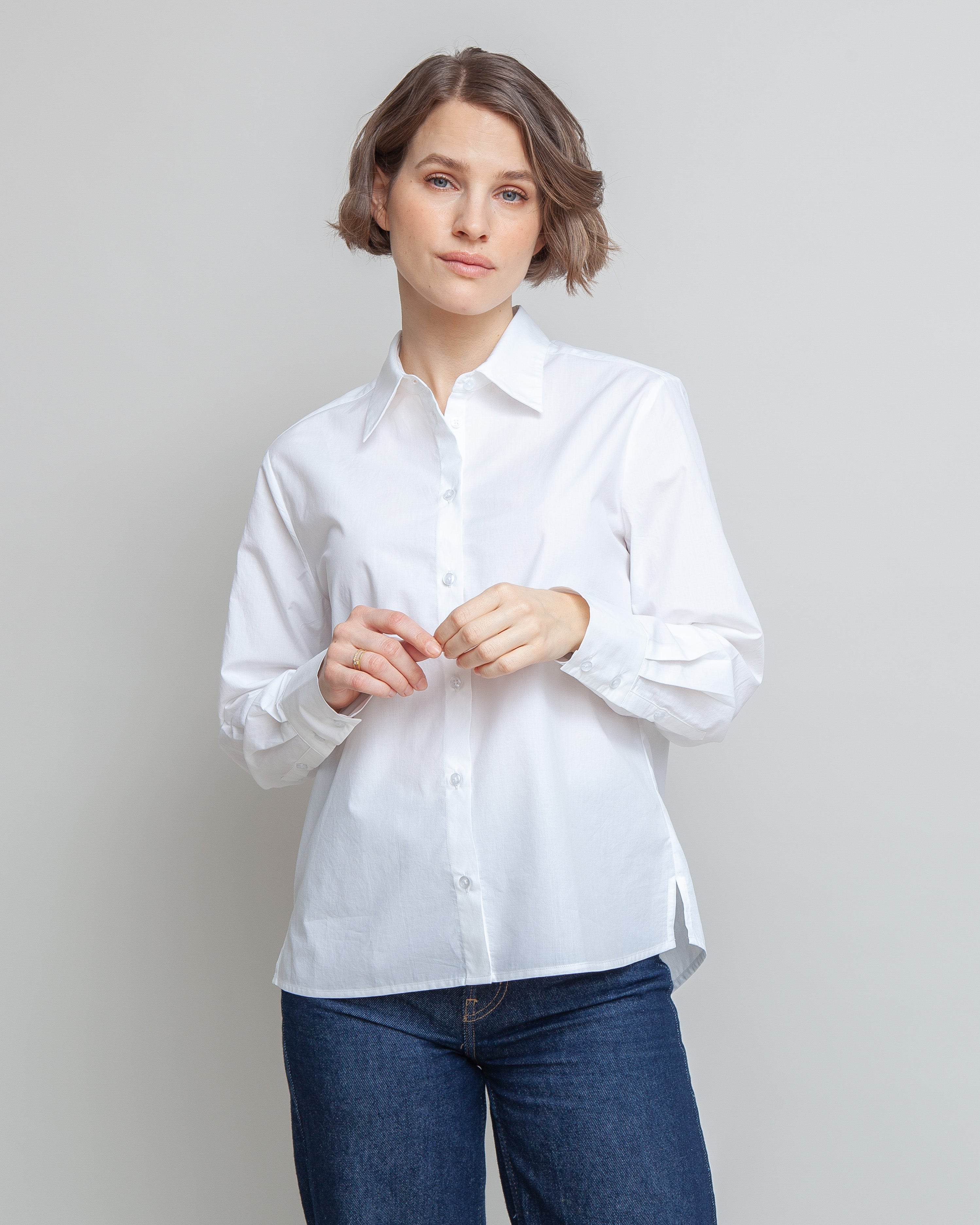 Klassisk skjorte til kvinder i hvid lavet af kvaliteten 100% Økologisk Bomuld, ansvarligt produceret design fra A Working Theory